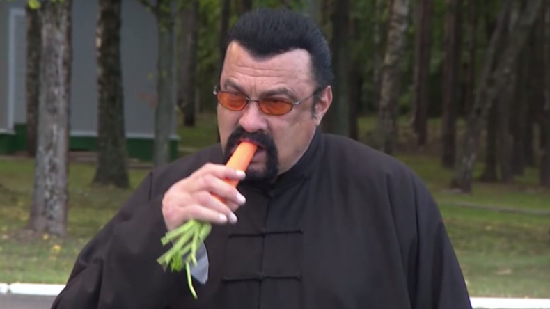 Steven Seagal reçoit un accueil quasi présidentiel en Biélorussie