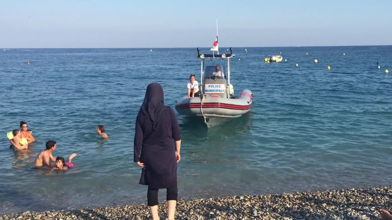 Nice : une patrouille de la police municipale demande à une femme voilée de quitter la plage (VIDEO)