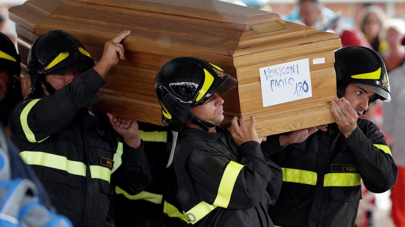 Le village italien d’Amatrice, détruit par le séisme, fait ses adieux à ses victimes