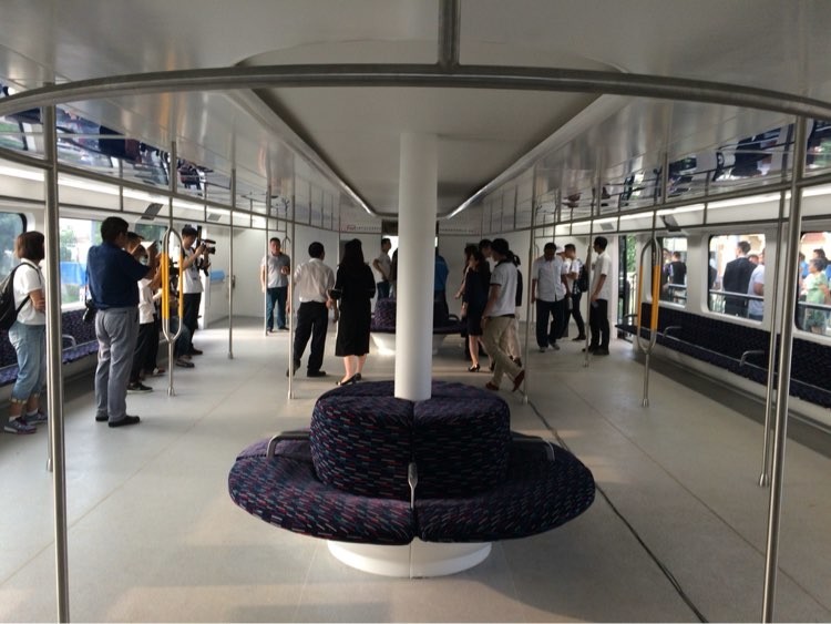 Un bus futuriste qui passe par-dessus le trafic automobile testé en Chine (PHOTOS, VIDEOS)