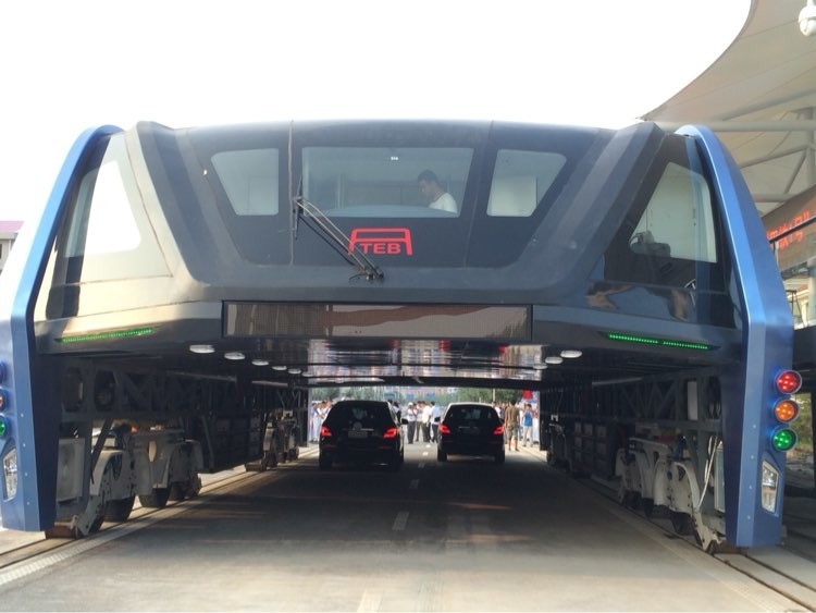 Un bus futuriste qui passe par-dessus le trafic automobile testé en Chine (PHOTOS, VIDEOS)