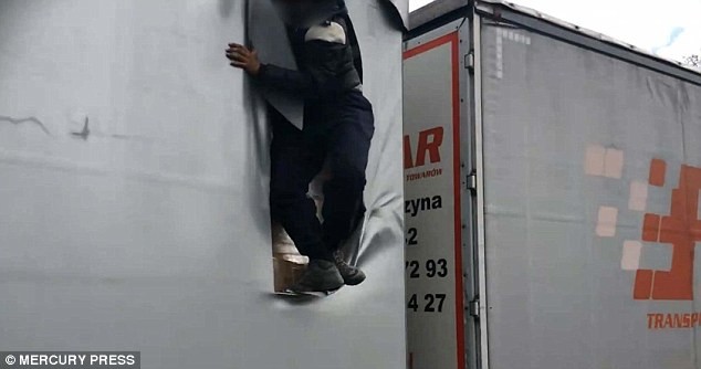 Grande-Bretagne : un migrant saute d'un poids lourd en marche (PHOTOS, VIDEOS CHOC)