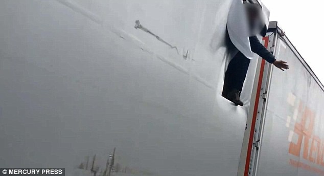 Grande-Bretagne : un migrant saute d'un poids lourd en marche (PHOTOS, VIDEOS CHOC)