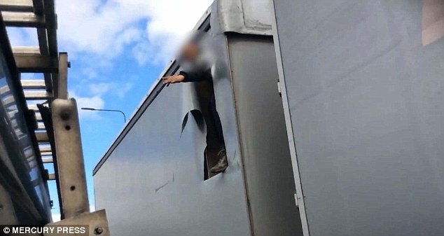 Grande-Bretagne : un migrant saute d'un poids lourd en marche (PHOTOS, VIDEOS CHOC)
