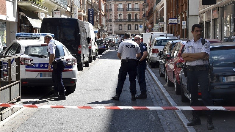 Yvelines : un conseiller municipal FN de Mantes-la-Ville retrouvé mort menotté chez lui