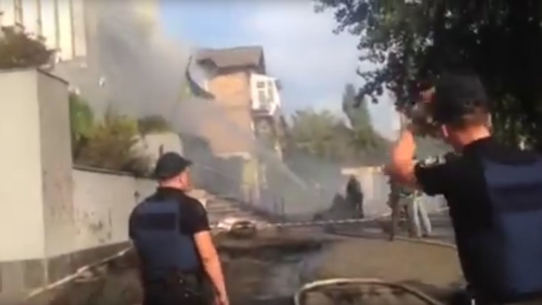 Les bureaux d’une chaîne de télévision ukrainienne accusée de vues pro-russes incendiés (VIDEO)