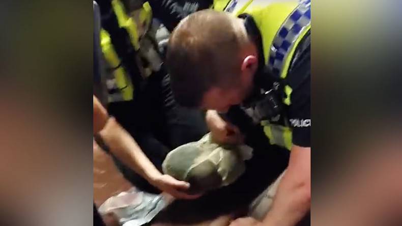 La tête dans le sac : face au tollé la police de Londres renonce à cagouler les suspects (VIDEO)