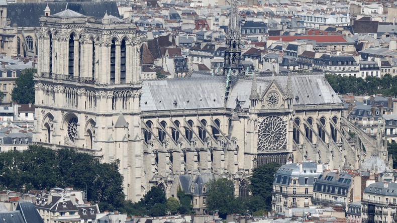 Des bouteilles de gaz trouvées dans une voiture près de Notre-Dame : deux gardes à vue