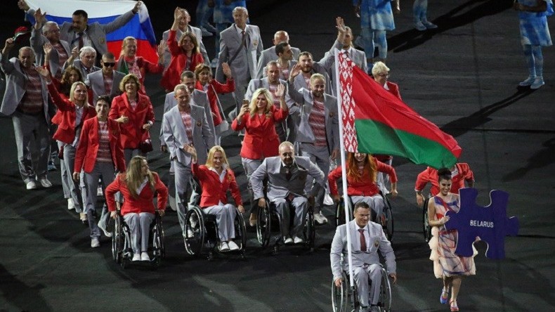 La délégation paralympique biélorusse arbore le drapeau russe en soutien aux athlètes disqualifiés