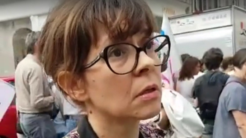 Echange tendu entre une reporter de BFM et des manifestants pendant un direct de RT France (VIDEO)