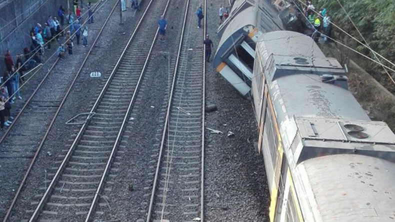 Au moins quatre morts dans le déraillement d'un train dans le nord de l'Espagne (VIDEO)