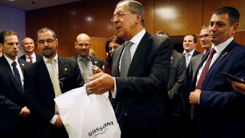Lavrov donne des pizzas et de la vodka aux journalistes après les négociations sur la Syrie (VIDEO)