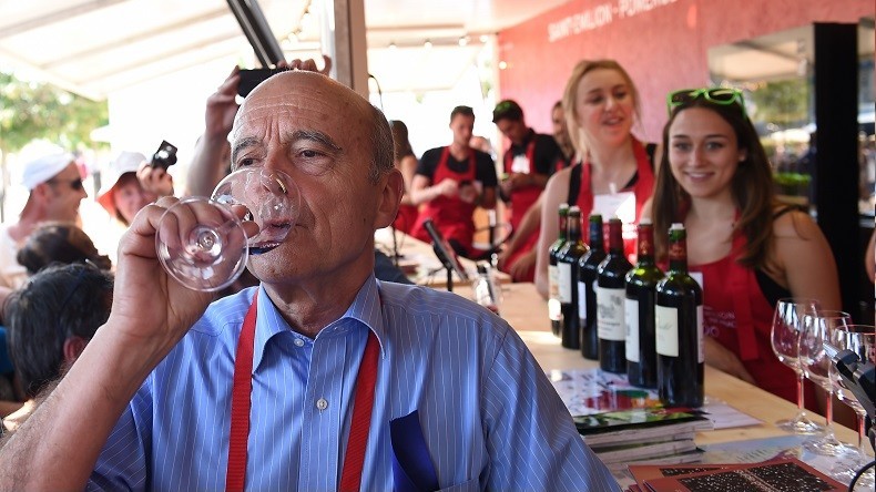 Entre confidences et politique, Juppé assure qu’il s’est «arrondi comme un bon vin de Bordeaux»