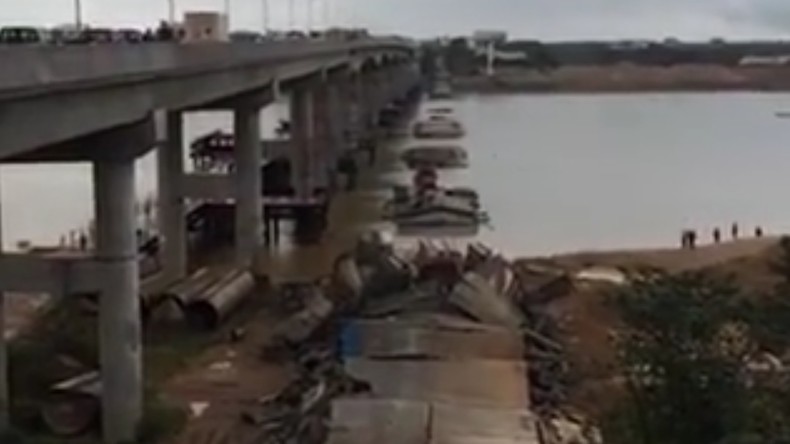 Chine : un pont s'effondre dans une rivière sous le poids des camions qui le traversent (VIDEO)