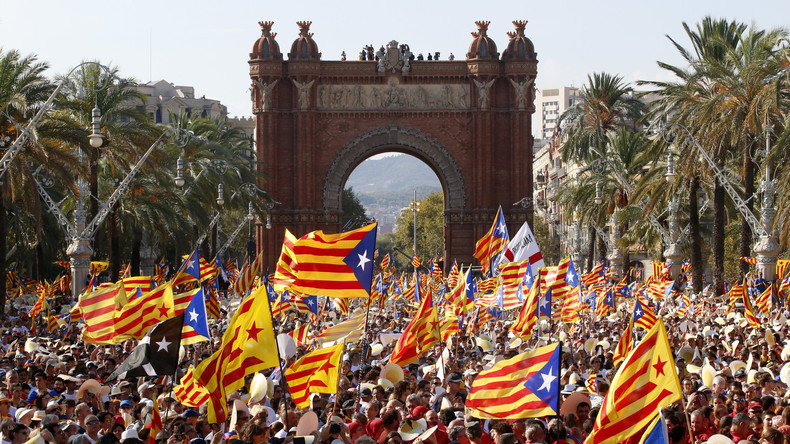 Plusieurs centaines de milliers de Catalans manifestent pour l'indépendance (IMAGES)