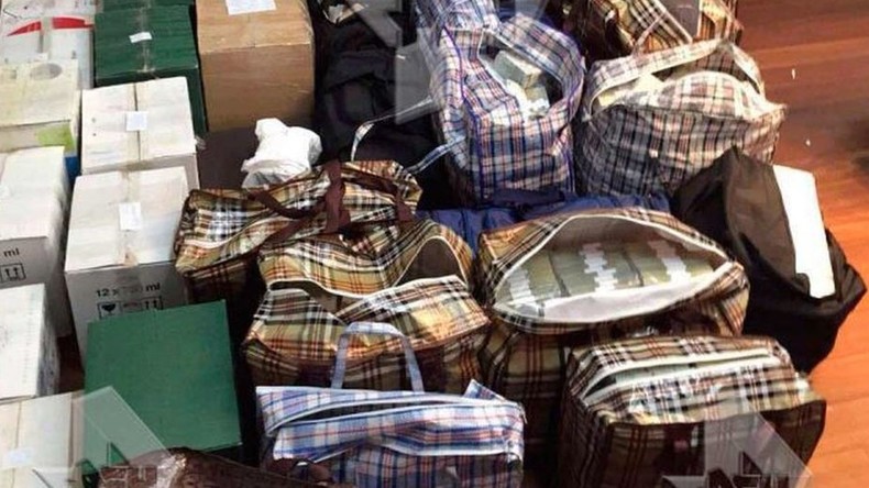 50 sacs de billets de banque retrouvés chez un colonel de police russe luttant contre la corruption