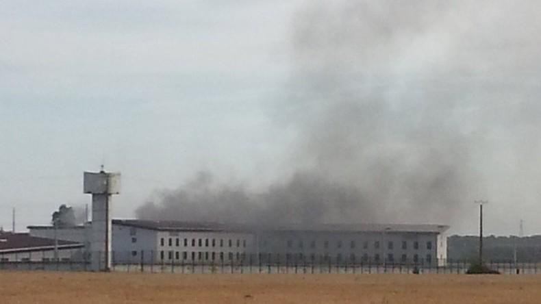 Une émeute provoque un incendie à la prison de Vivonne (IMAGES)