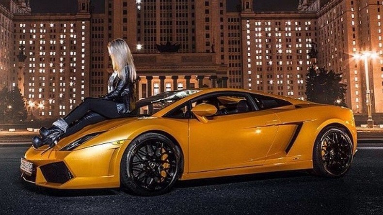 A tombeau ouvert, avec les plaques du diable, des filles à papa traversent Moscou en Lamborghini
