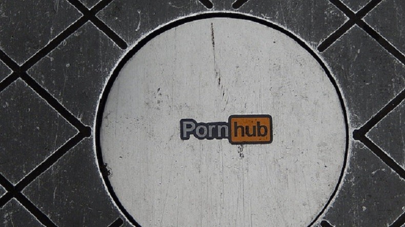 Entre rires et larmes : la Russie interdit l'accès aux sites pornographiques Pornhub et Youporn
