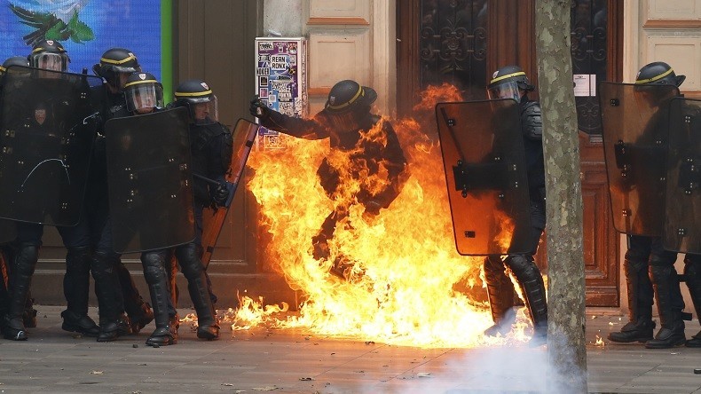 Arrestations, blessés, cocktails Molotov : manifestation anti-loi Travail sous haute tension à Paris
