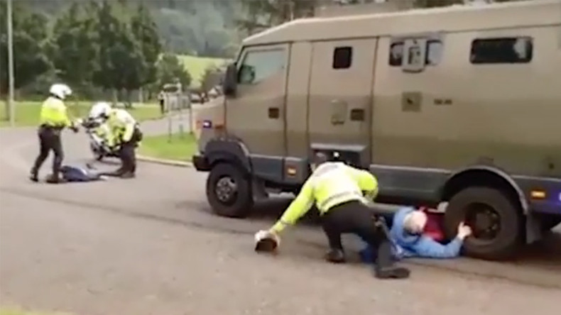 Royaume-Uni : un paisible retraité de 78 ans arrête un convoi nucléaire à lui tout seul (VIDEO)