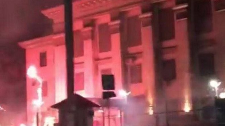 A la veille d’élections en Russie, des radicaux attaquent l’ambassade russe à Kiev (VIDEOS)