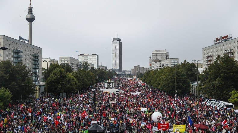 Des dizaines de milliers de manifestants à Berlin contre le traité transatlantique (IMAGES)