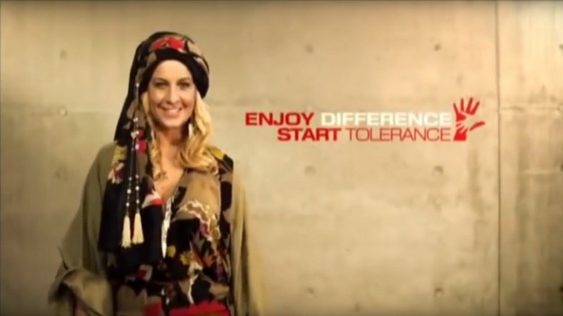 «Toi aussi, porte le hijab !» : une publicité allemande réapparait sur fond de crise migratoire