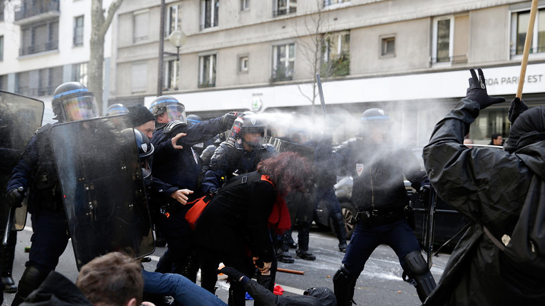 Le policier qui avait frappé un lycéen admet avoir «usé d'une force disproportionnée» (VIDEO)