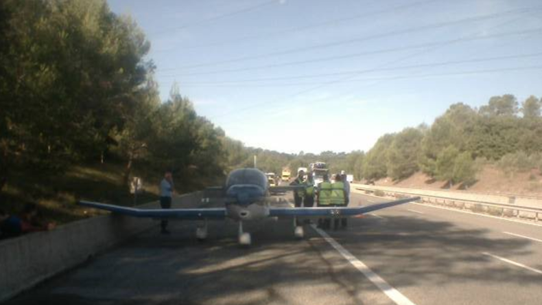 Un avion atterrit en urgence sur l'autoroute A8 dans le Var (PHOTOS)