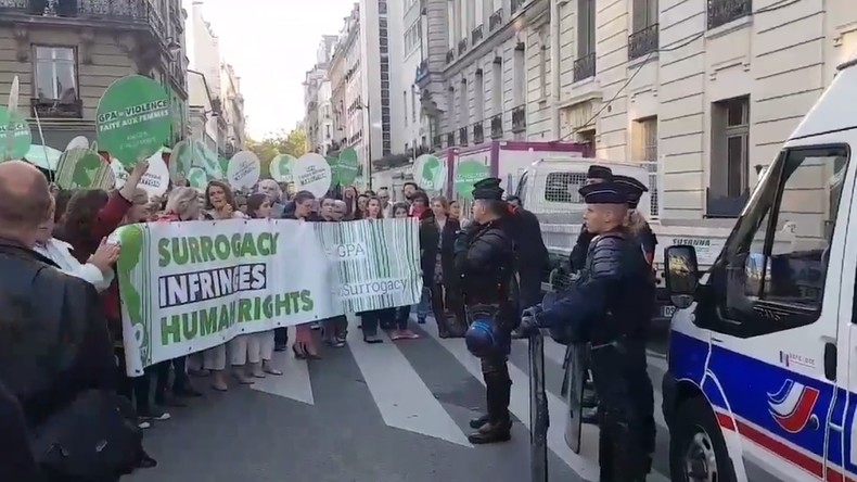 Mobilisation contre la GPA devant une réunion du Conseil de l'Europe à Paris