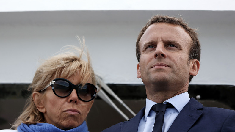 «Trahi» par la presse people, Emmanuel Macron montre les crocs