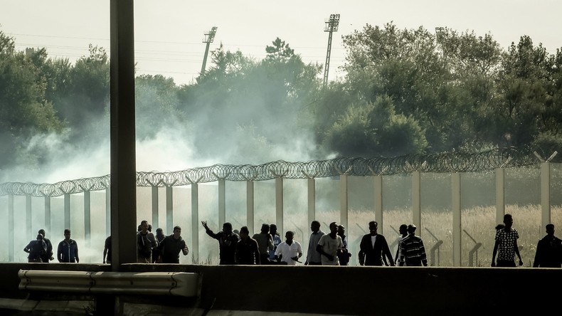Calais : violents affrontements entre migrants et policiers (VIDEO)
