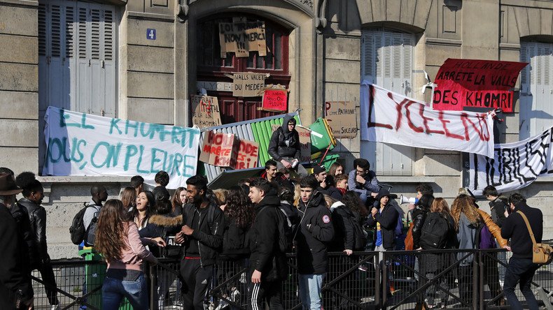 Loi travail : une centaine de jeunes a essayé de bloquer le lycée Voltaire à Paris (PHOTOS)