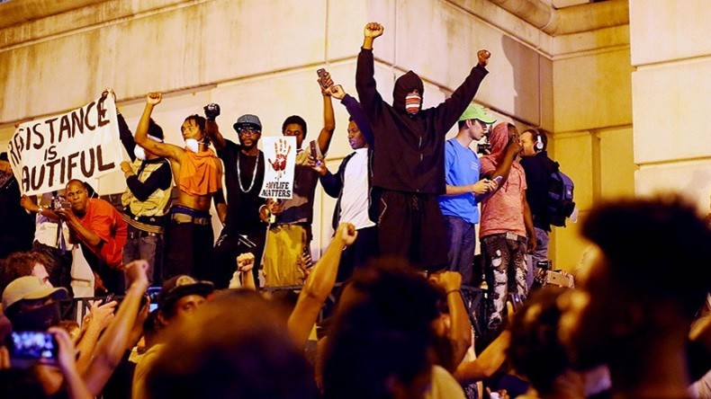 A Charlotte, les manifestations se poursuivent malgré le couvre-feu (PHOTOS, VIDEOS)