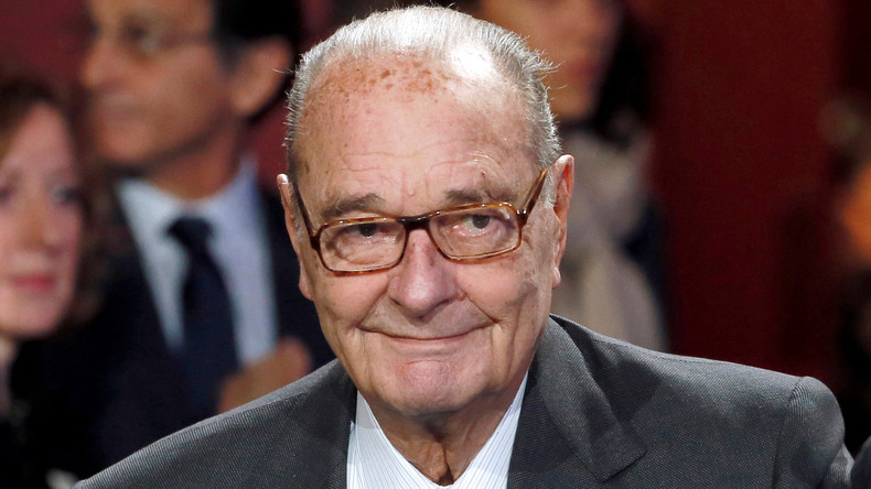 Chirac, toujours hospitalisé, «poursuit son traitement», son épouse est rentrée chez elle