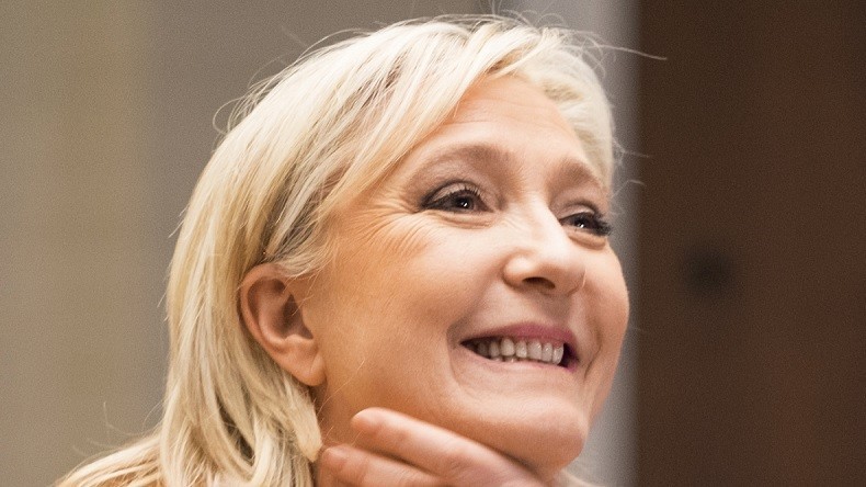 Comparée à un étron, Marine Le Pen obtient gain de cause contre l’animateur Laurent Ruquier