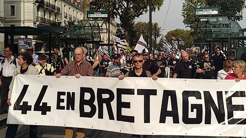 A Nantes, des milliers de manifestants défilent pour la «réunification» de la Bretagne
