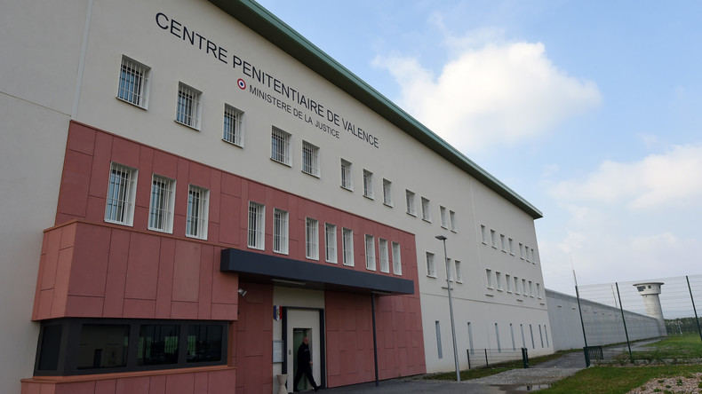 Valence : des détenus refusent de regagner leurs cellules, deux gardiens blessés