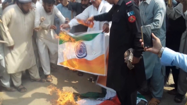 Feu de haine : l'armée de Delhi à leur porte, des Pakistanais courroucés brûlent le drapeau indien