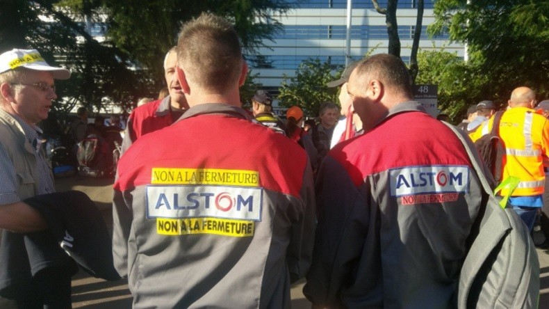 Des centaines de salariés d'Alstom manifestent devant le siège du groupe, et en France