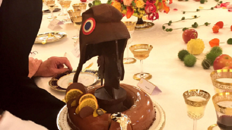 Pour célébrer l'amitié franco-chinoise, les parlementaires se font une Marianne en chocolat (IMAGES)