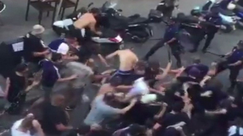 Heurts entre supporters lyonnais et police espagnole à Séville avant un match de foot (VIDEO)