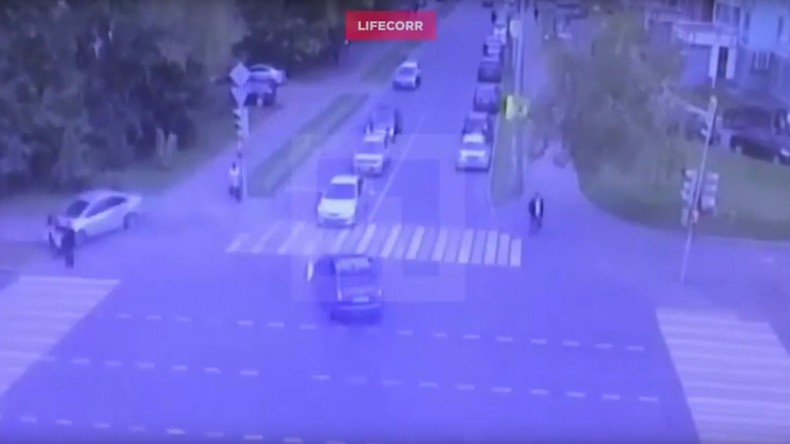 Moscou : face à une voiture folle, une piétonne et ses enfants échappent de peu à la mort (VIDEO)
