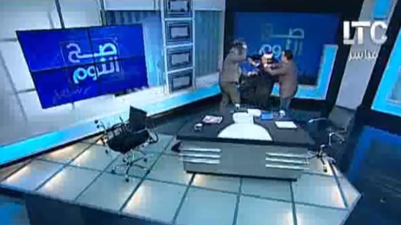 Egypte : un imam attaqué à coup de chaussure sur un plateau TV pour sa position sur le voile (VIDEO)