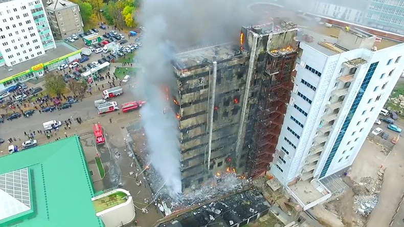 Un bâtiment de 10 étages de la ville russe d’Oufa avalé par un immense incendie, un mort (VIDEOS)