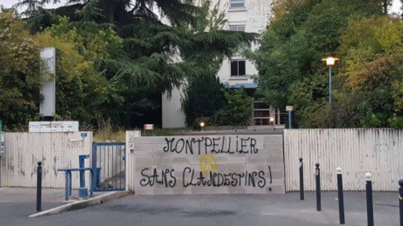 Génération Identitaire érige un mur devant le futur centre d'accueil pour migrants à Montpellier