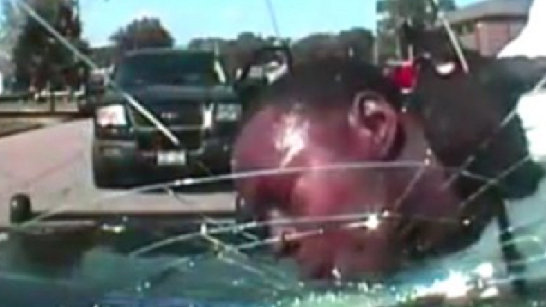Etats-Unis : un policier brise la vitre de son véhicule avec la tête d'un suspect interpellé (VIDEO)