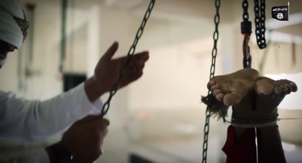 Après l’exécution cruelle de prisonniers dans un abattoir, des Syriens se vengent de Daesh
