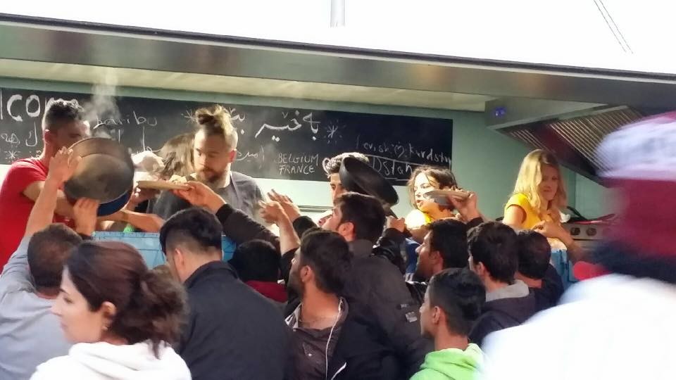 Florent Ladeyn, finaliste de Top Chef épinglé par des anti-migrants, rétorque par l'humour (PHOTOS)